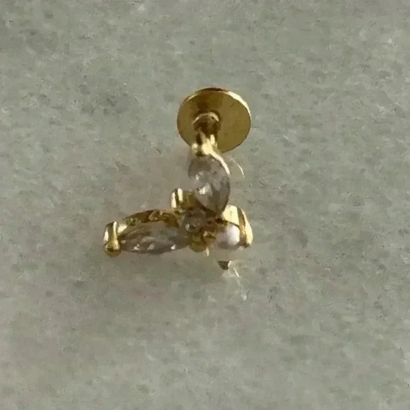 18k Gold Crystal Leaf Pearl Cartilage Earring 

Brand New - Picture 3 of 5